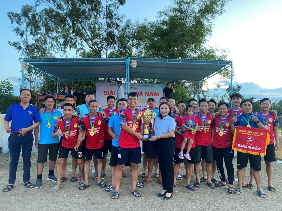 Trung tâm Văn hoá-thể thao và Đoàn thanh niên CSHCM xã Tam Đàn tổ chức tổng kết trao thưởng giải bóng đá nam 11 người năm 2023