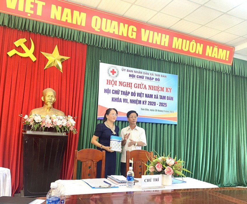 Đồng chí Mai Miên Bí thư Đảng bộ xã Tam Đàn tặng quà cho Hội chữ thập đỏ xã.