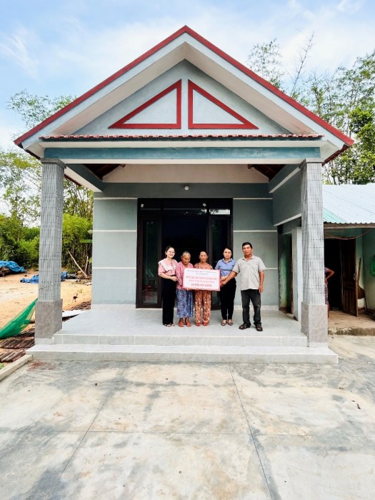 Trao kinh phí hỗ trợ sửa chữa nhà cho bà Nguyễn Thị Long