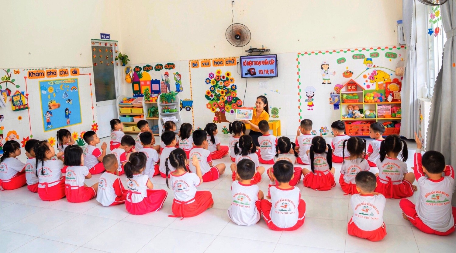 Cô giáo trẻ Khánh Vy trong tiết dạy dự thi giáo viên dạy giỏi cấp trường.