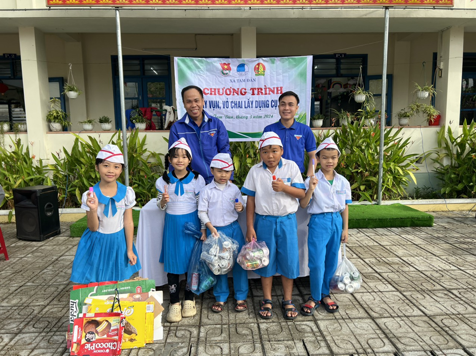 ĐOÀN THANH NIÊN XÃ TAM ĐÀN TỔ CHỨC CHƯƠNG TRÌNH “ĐỔI GIẤY VỤN, VỎ CHAI LẤY DỤNG CỤ HỌC TẬP ”