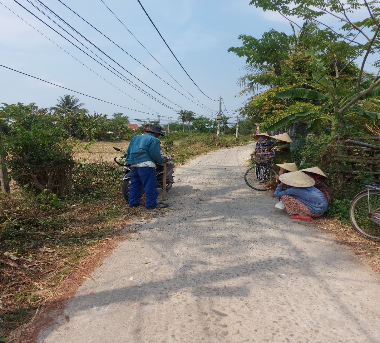 THÔN PHÚ YÊN RA QUÂN LÀM ĐƯỜNG  GIAO THÔNG NÔNG THÔN