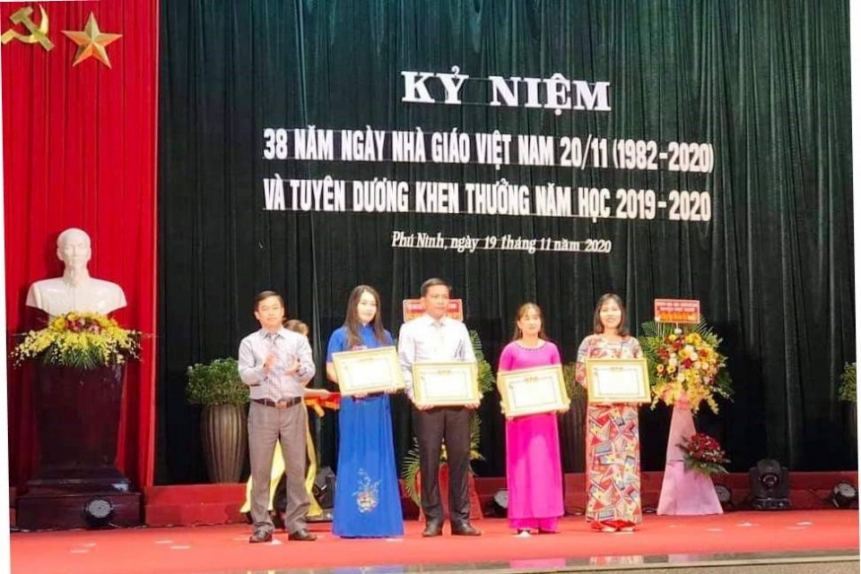 Cô giáo Khánh Vy (bìa phải) nhận danh hiệu “Chiến sĩ thi đua cấp tỉnh”.