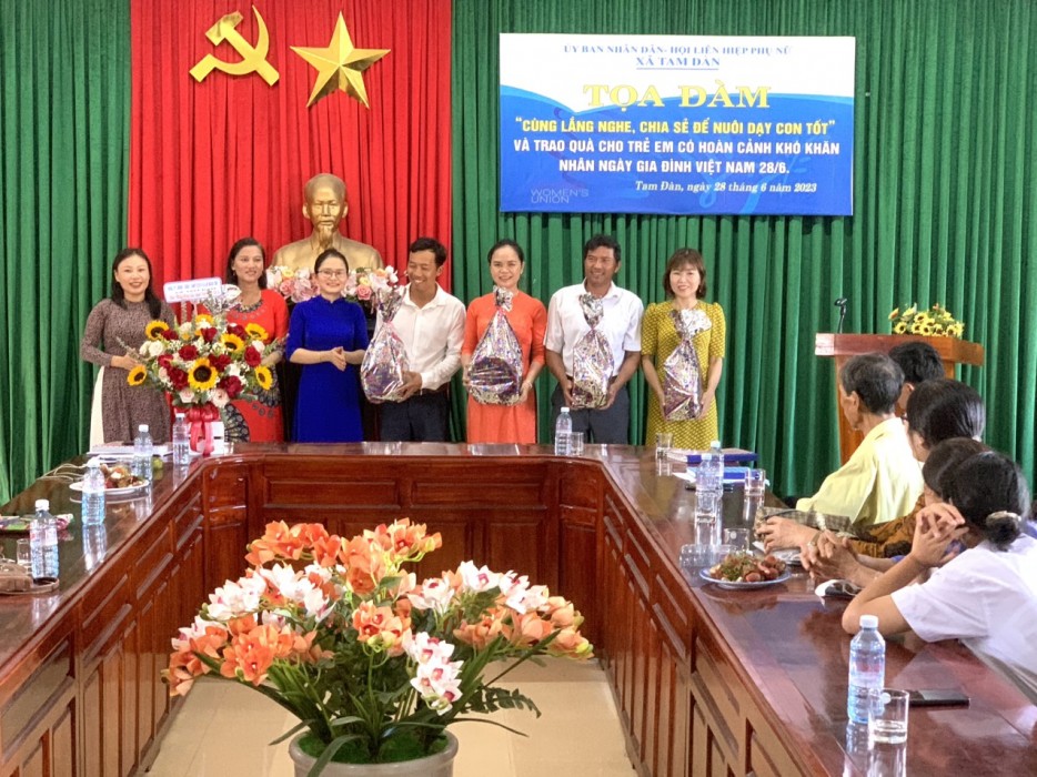 Uỷ ban Nhân dân – Hội LHPN xã Tam Đàn tổ chức kỷ niệm ngày gia đình Việt Nam và tặng quà cho trẻ em có hoàn cảnh khó khăn