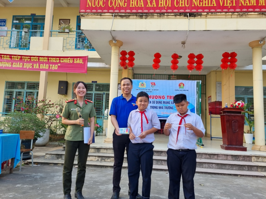 Đoàn thanh niên xã Tam Đàn phối hợp với Đoàn Thanh niên Công An Huyện Phú Ninh tổ chức chương trình tuyên truyền sử dụng mạng xã hội an toàn trong nhà trường