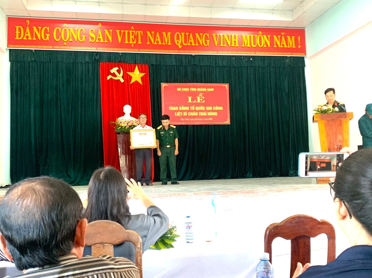 Tổ chức Lễ truy điệu và trao Bằng “Tổ quốc ghi công” cho liệt sĩ Châu Thái Hùng .