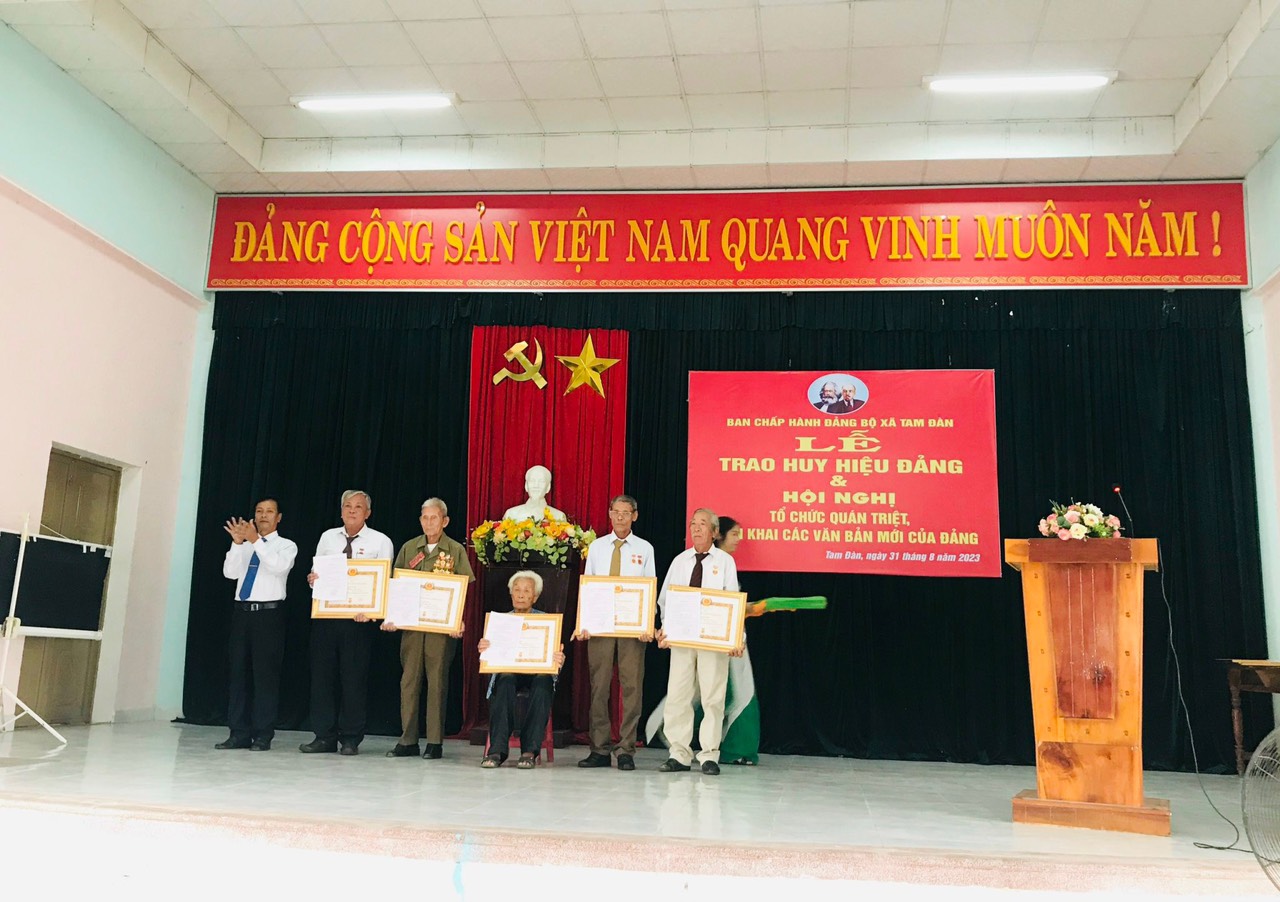 Đảng bộ xã Tam Đàn Tổ chức Lễ trao “Huy hiệu đảng” cho Đảng viên.